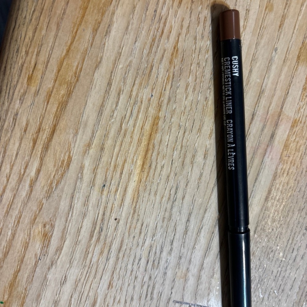Mac- cushy lip liner- new with box